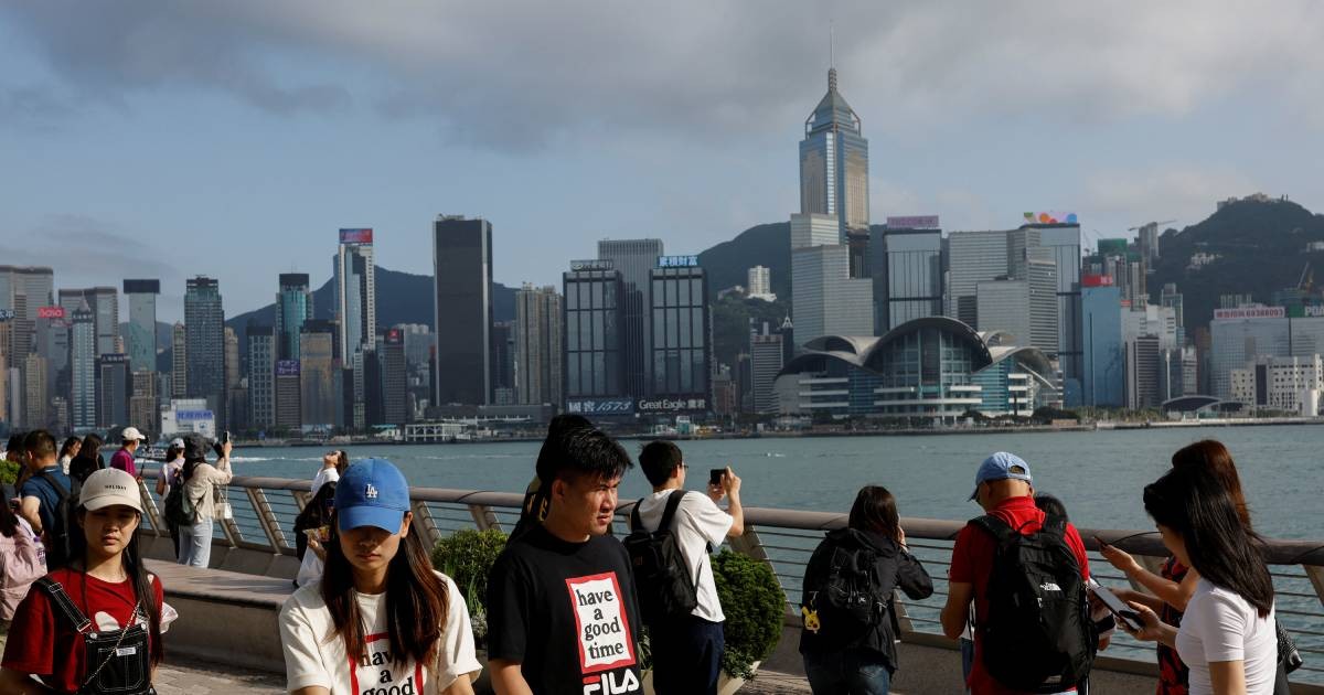 Mainland Chinese savers flock to Hong Kong as regulators tighten capital controls