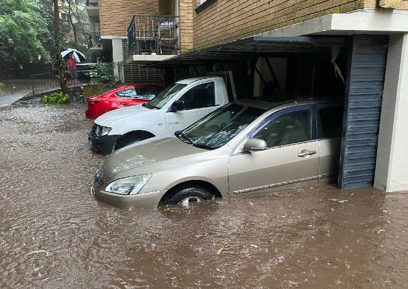 Thousands of Australians return to 'uninhabitable' homes as floods recede