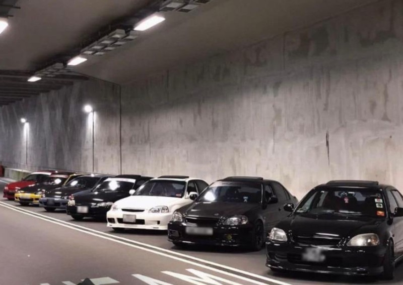 Illegal photo shoot: Fleet of Honda Civic cars seen brazenly blocking lanes at underpass near Bukit Timah