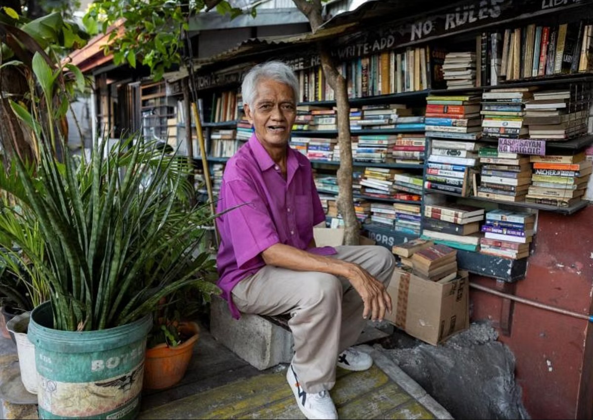 Philippine 'library home' stacked with books to encourage reading