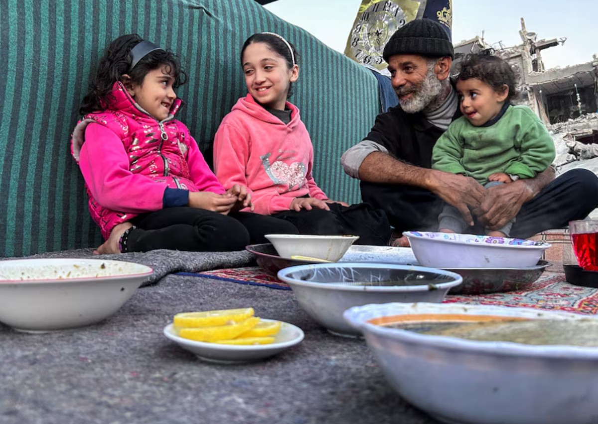 Gaza's displaced break their Ramadan fast with canned food in the rubble