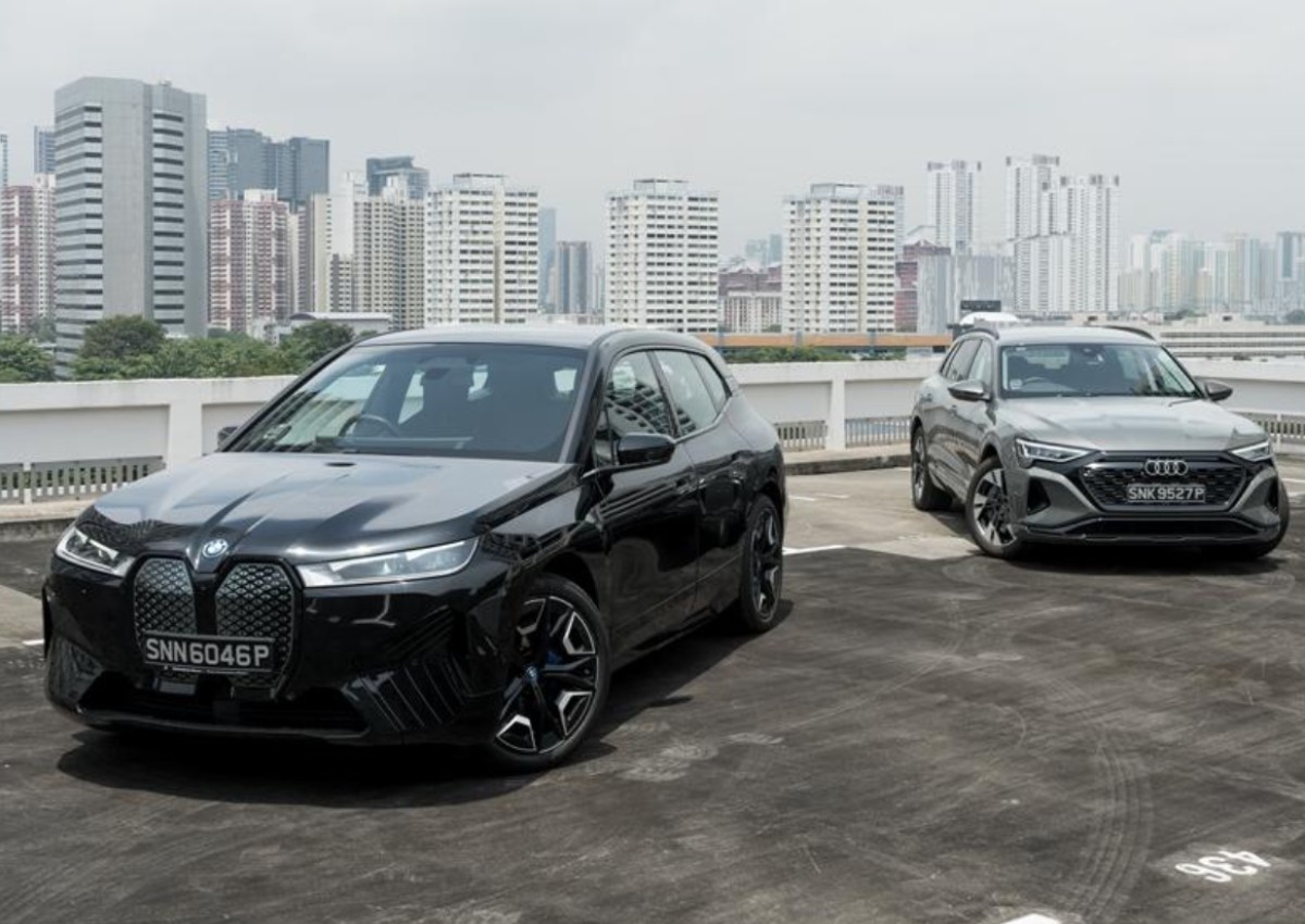 BMW iX xDrive40 versus Audi Q8 e-tron 50 SUV