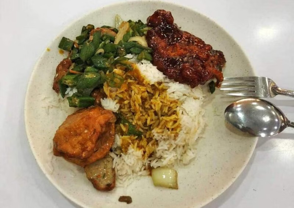 Customer complains about $8.20 'cai fan', stall owner says prices clearly displayed