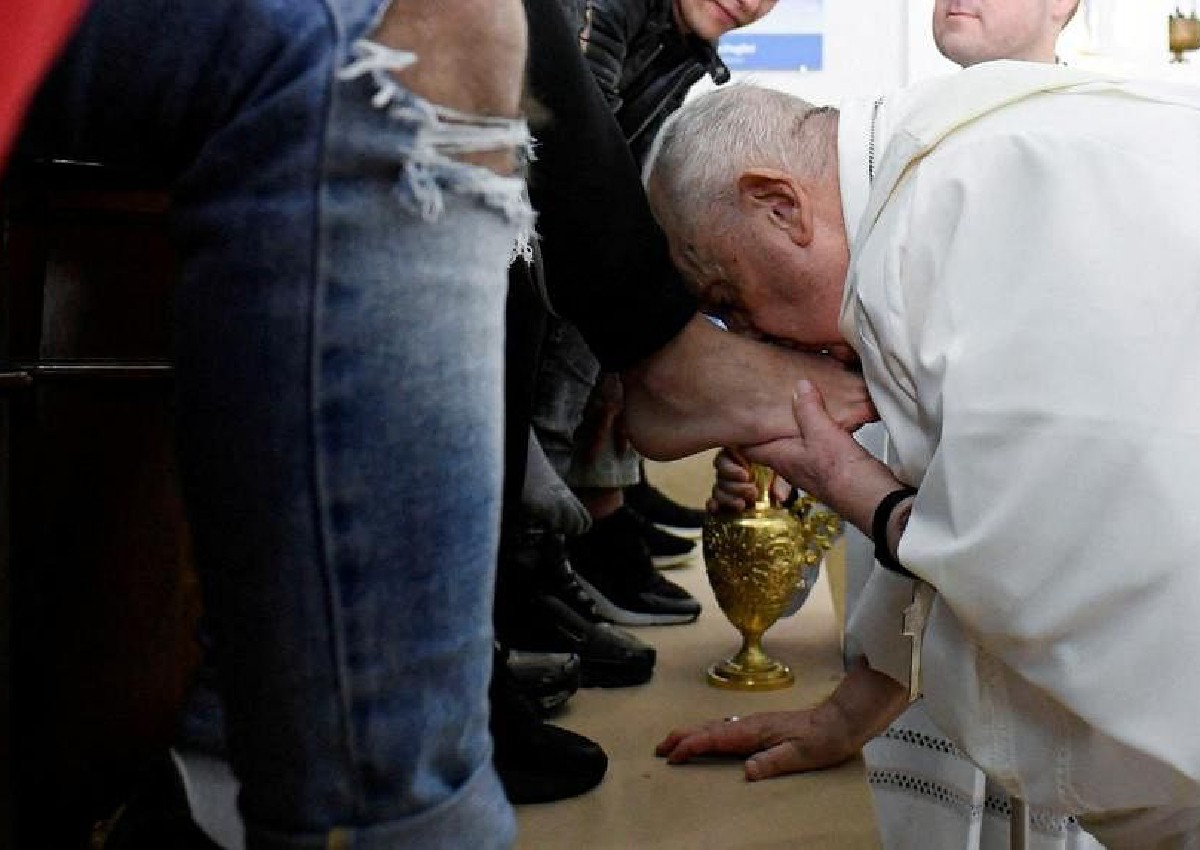 Pope, looking well, visits female prison for foot-washing ritual