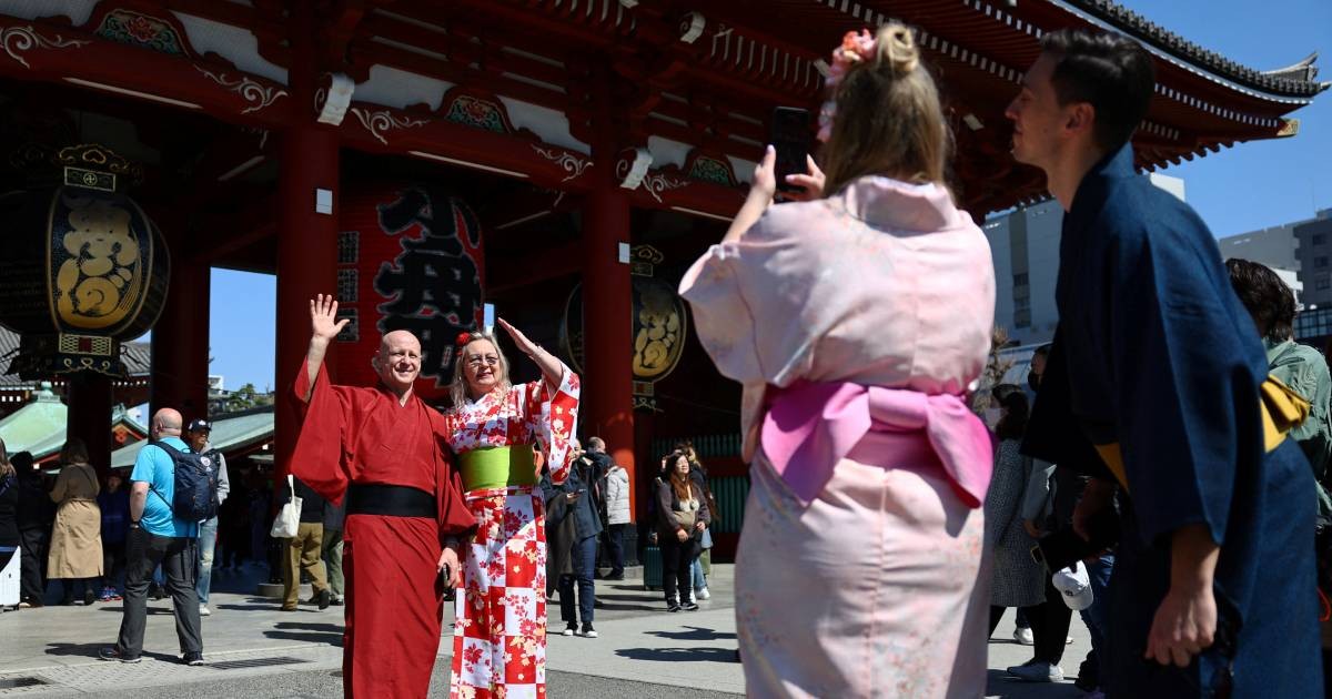Cherry blossom, free visas and stronger rouble see Russians flock to Japan