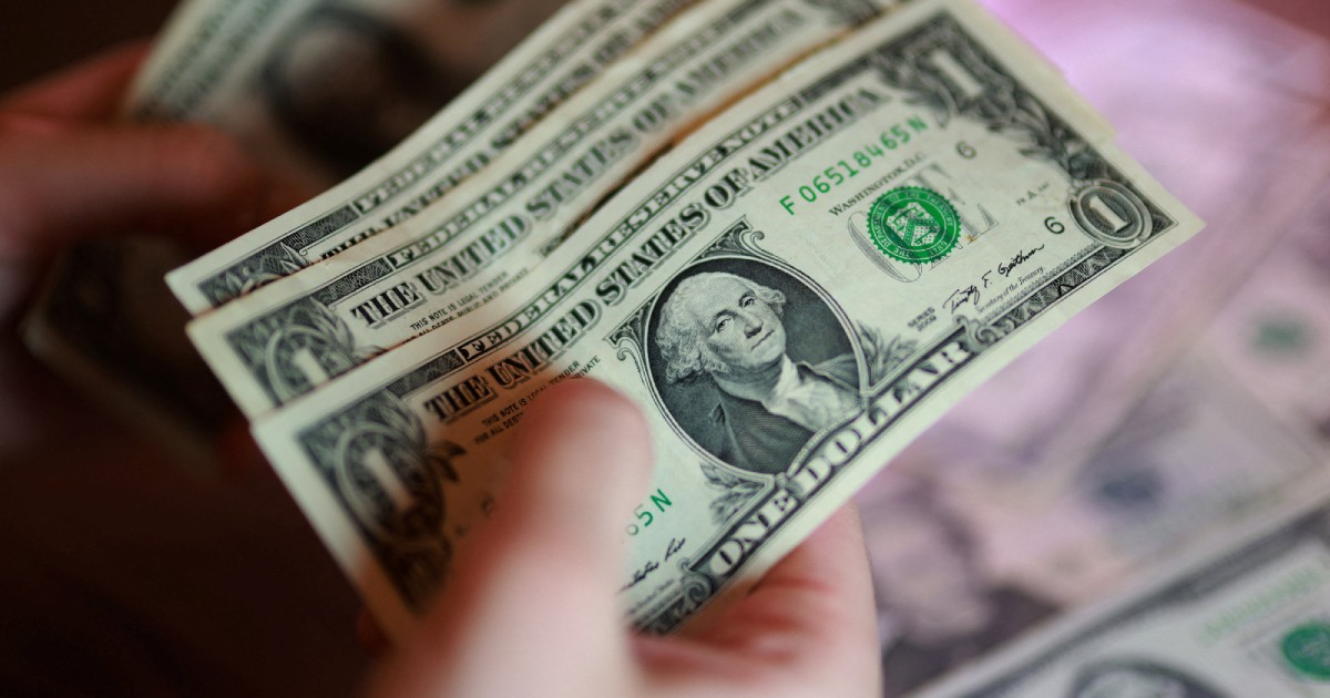 War sets dollar for monthly rise, yen recovers on intervention threat 