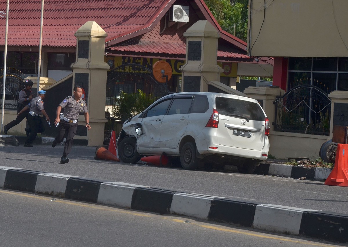 Indonesia police shoot dead 4 men after attack on Riau HQ