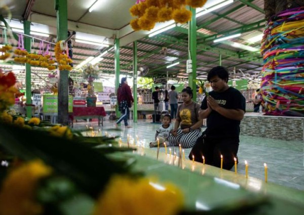 Thais pray to famed shrine to avoid military conscription