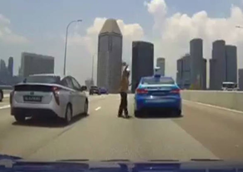 Police, ComfortDelGro investigating after cabby hits road divider twice and lets man alight on ECP