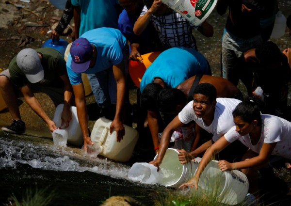 Desperate Venezuelans swarm sewage drains in search of water