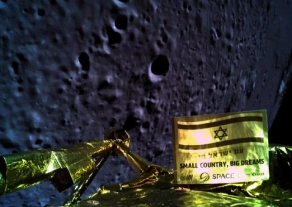 Israeli spacecraft crashes onto moon after technical failures