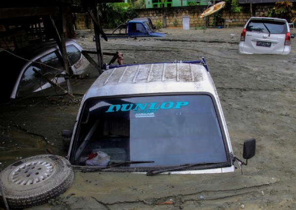 Indonesia flood death toll tops 100, dozens still missing