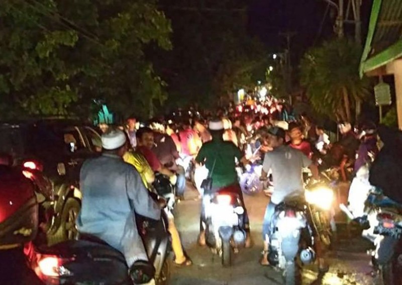 Strong quake hits off Indonesia, one reported dead