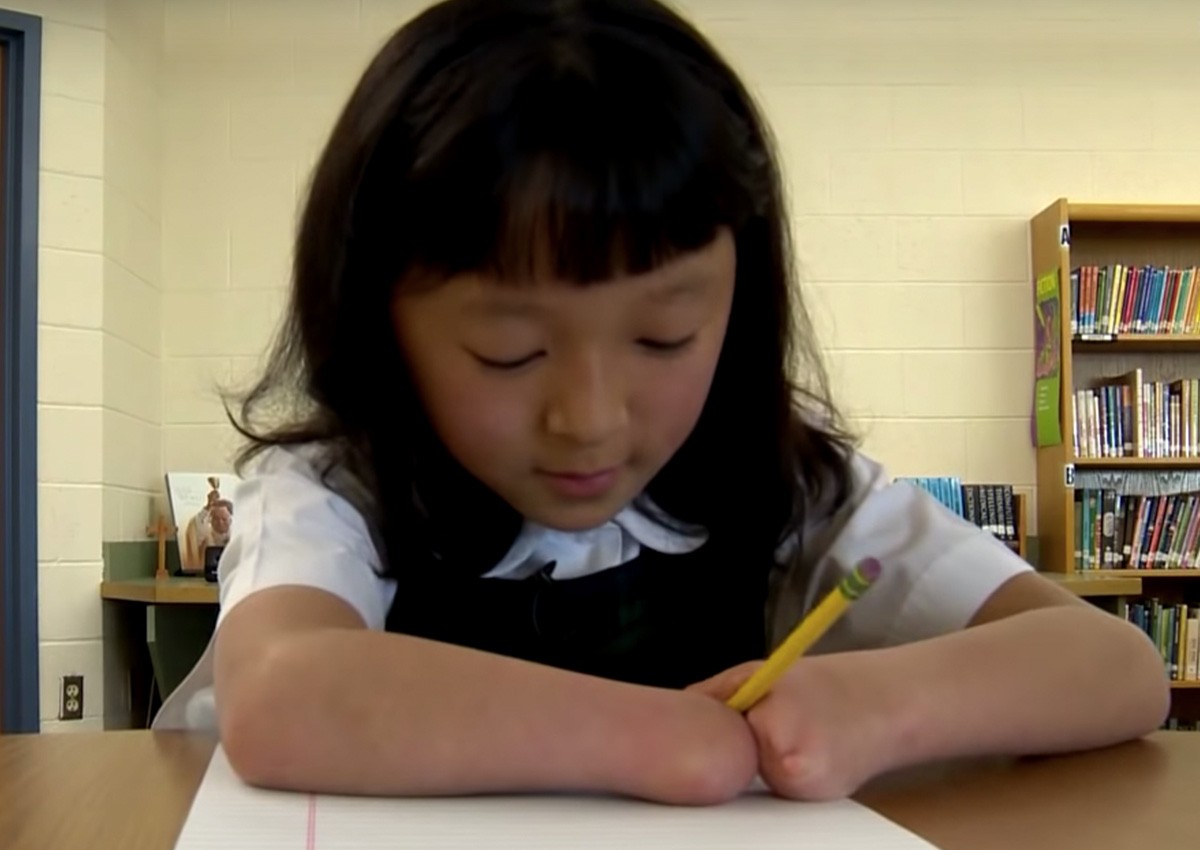 10-year-old Chinese girl with no hands wins US handwriting competition