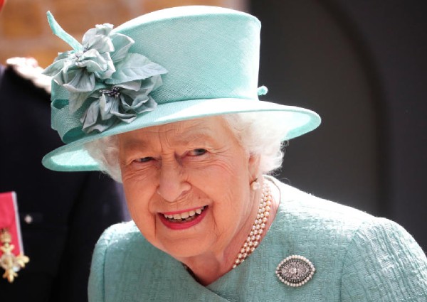 Unexpected monarch in bagging area? Queen Elizabeth pops down to Sainsbury's supermarket