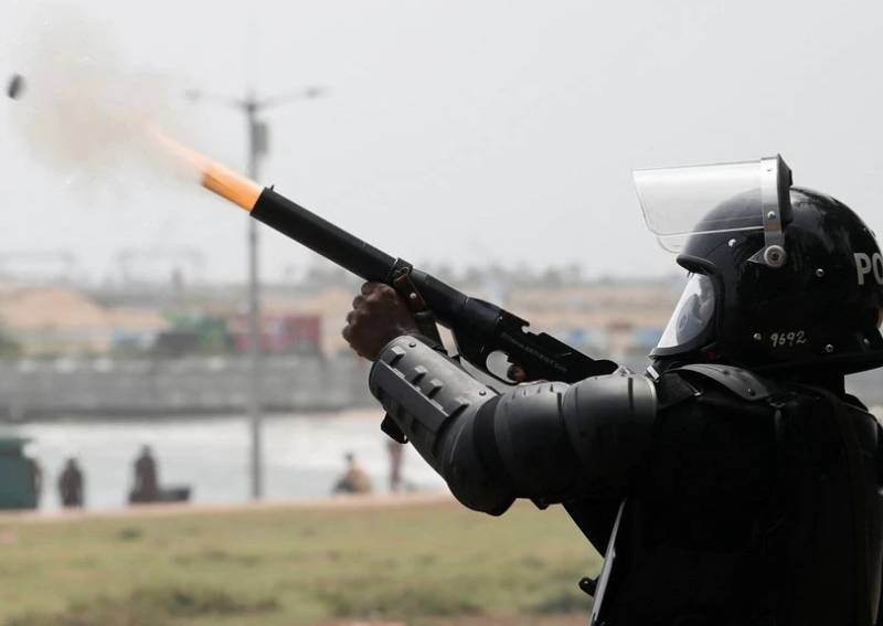 Sri Lanka police given orders to shoot to maintain order