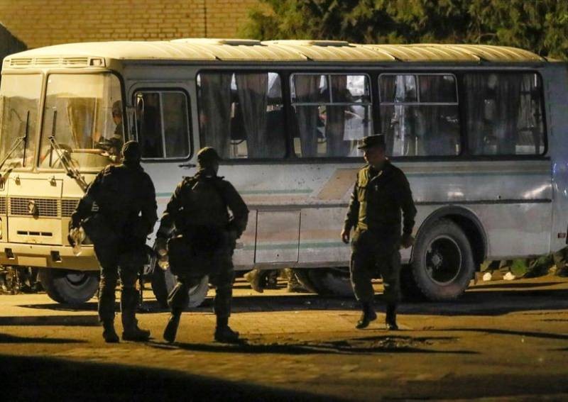 Ukrainian troops evacuate from Mariupol, ceding control to Russia