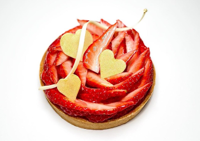 10 places to get flowers and dessert gift bundles under $135 for Mother's Day