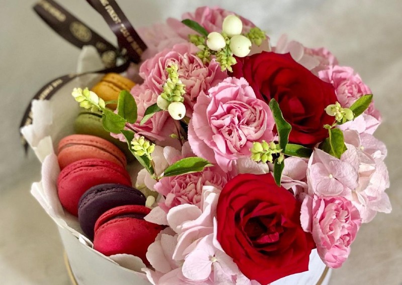 10 places to get flowers and dessert gift bundles under $135 for Mother's Day