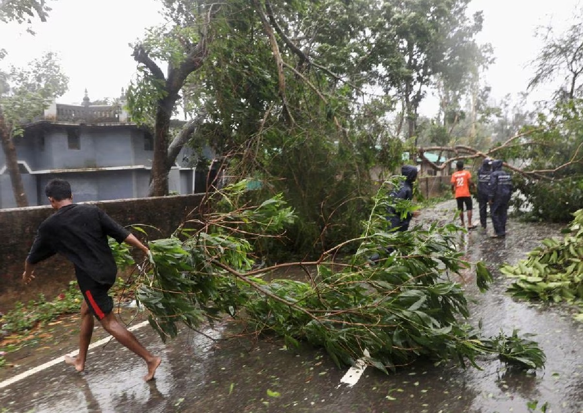 Bangladesh rocked by power cuts as cyclone hits gas supply