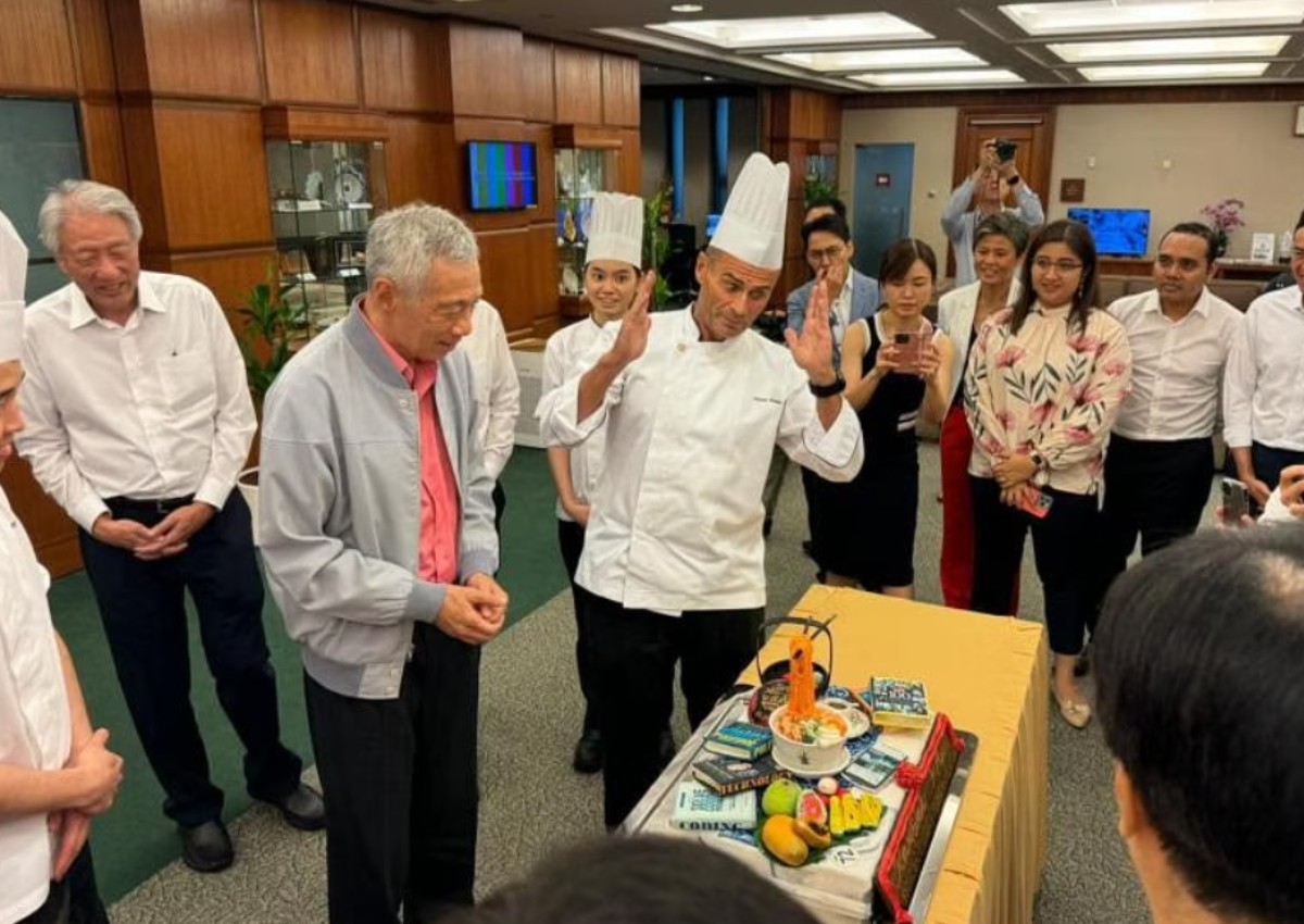 'Kamsiah': PM Lee presented with 3D 'mee siam' cake on his last day of Parliament as prime minister