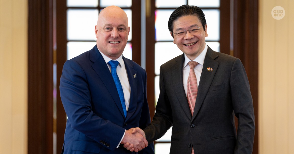 Singapur Başbakanı Lawrence Wong ile Yeni Zelanda Başbakanı Christopher Luxon AOTES anlaşmasının imza törenini izliyor