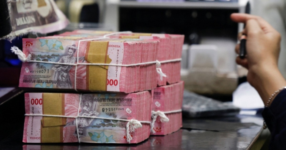 Indonesia rupiah hits new record low; president downplays day-to-day impact of currency weakness