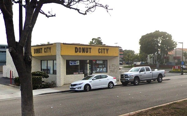 Customers buy out US doughnut shop every morning so that owner can take care of sick wife