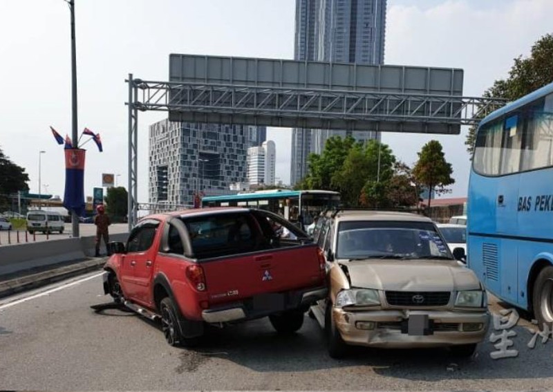 2 Singaporean boys injured after pickup truck hits 4 cars near Johor checkpoint