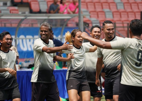 Over 400 athletes and local football legends raise record $950,000 for charity