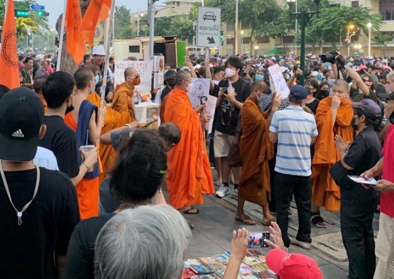 Thai monks ordered not to join protests