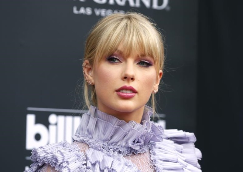Taylor Swift voted artist of year for 6th time at American Music Awards