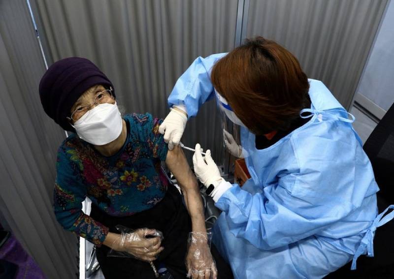South Korea urges Covid-19 booster shots, as severe cases hit record