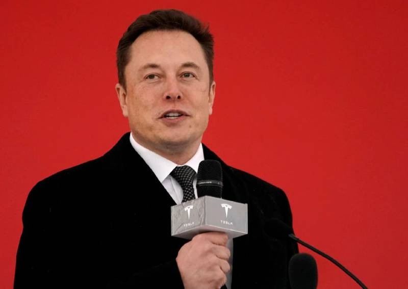 Elon Musk spars with Bernie Sanders, offers to sell more Tesla stock
