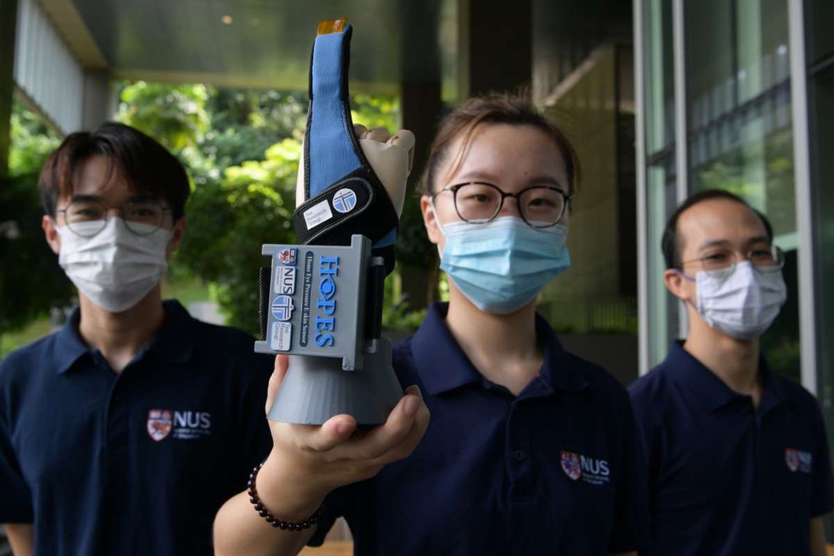 NUS students beat over 2,000 entries to win top international James Dyson award with glaucoma screening device