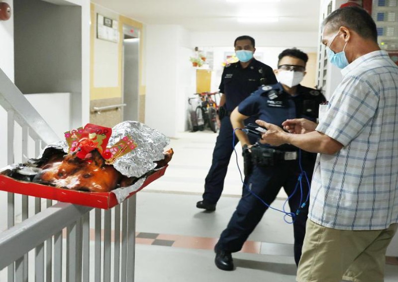 Loan shark strikes again? $188 roast pig delivered to Malay family in Tampines