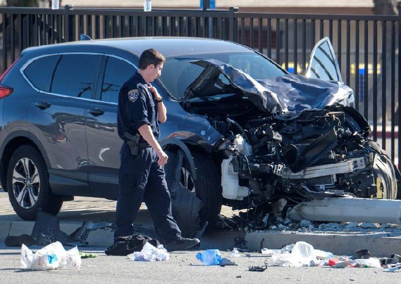 Car crashes into Los Angeles sheriff's department recruits on training run