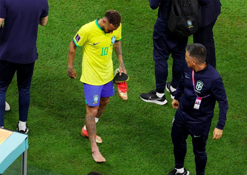 Brazil expect Neymar to carry on in World Cup despite ankle injury