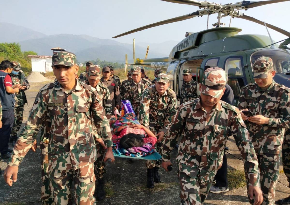 Sobbing relatives of Nepal quake victims prepare for cremations