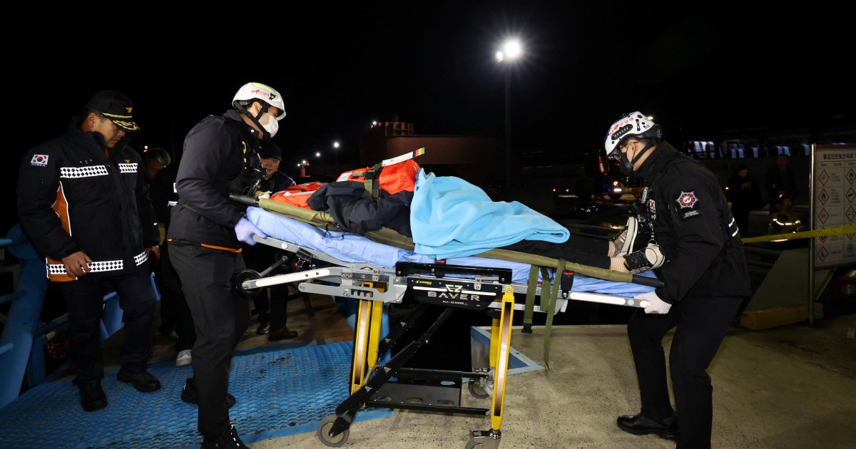 South Korean ferry runs aground, all 267 people on board rescued
