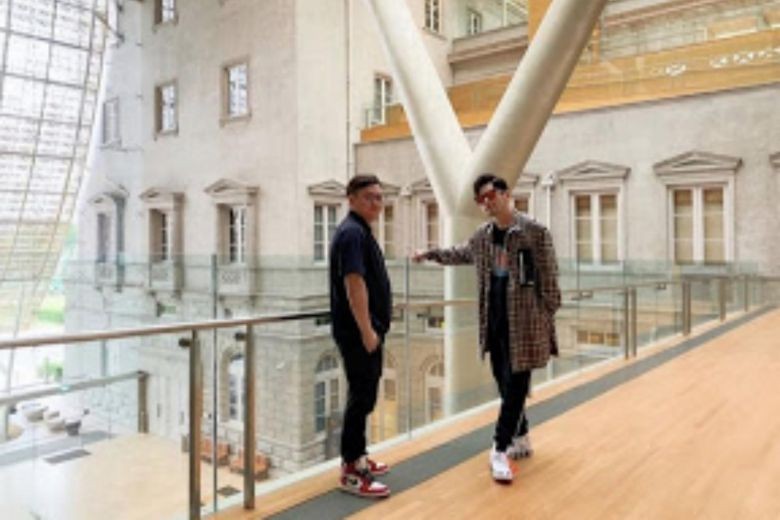 Jay Chou spotted at National Gallery rooftop bar with friends; takes photo with local artist