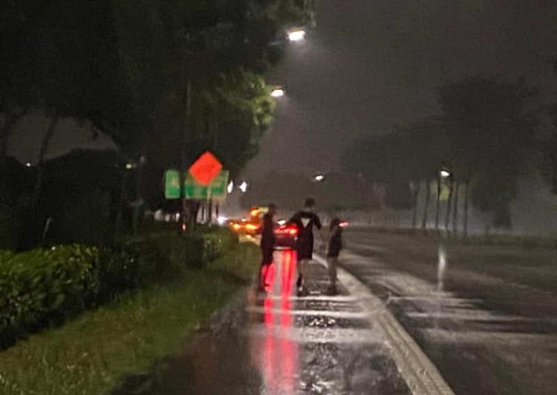This made my day: Young men help change woman's burst tyre in pouring rain on SLE
