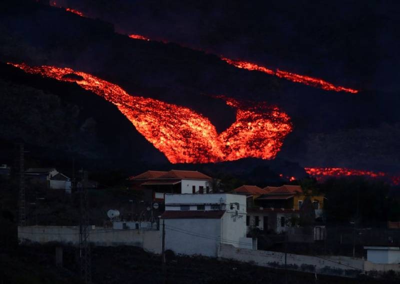 Hundreds more flee as lava spreads on Spain's La Palma