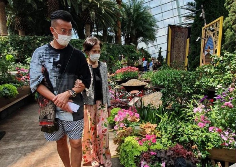 Relocated 3 times in 10 days: Chen Hanwei reveals what it took to bring mum to Singapore