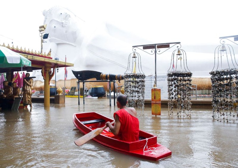 Temples underwater as floods hit historic Thai city