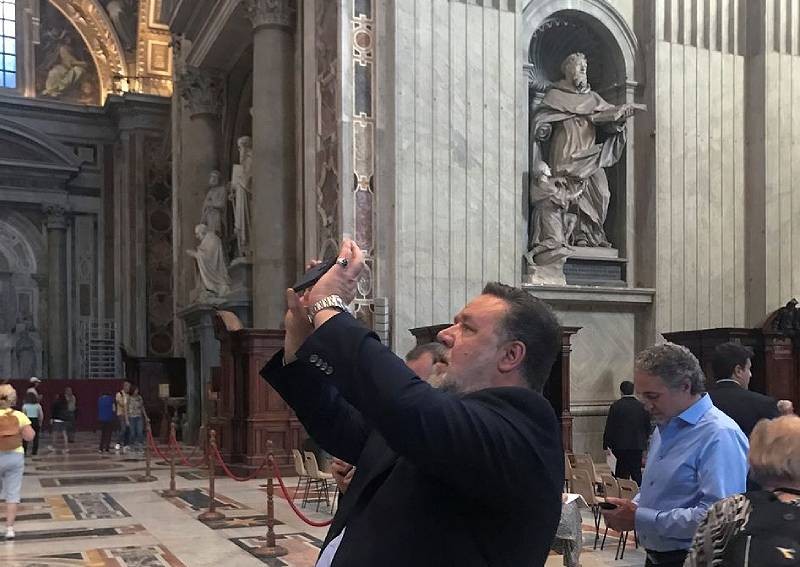 Russell Crowe appears at beer-and-popcorn Vatican screening of new film