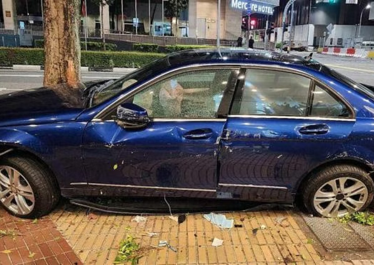 Driver and passenger flee after their Mercedes crashes into tree and overturns