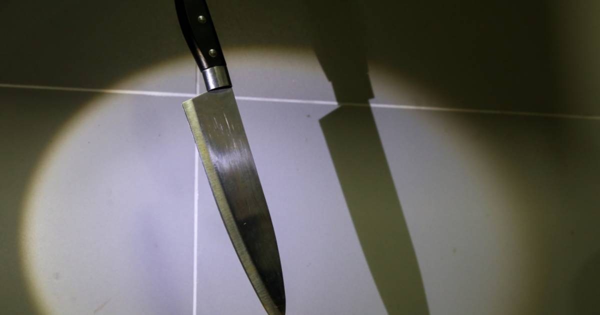 Man in Kelantan stabs wife at home, turns himself in