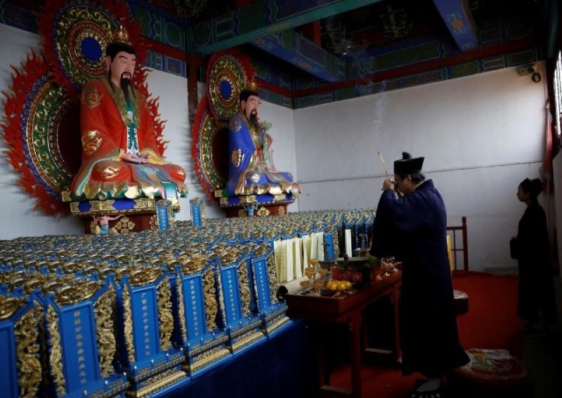 Taoist priest honours China's coronavirus dead with memorial tablets