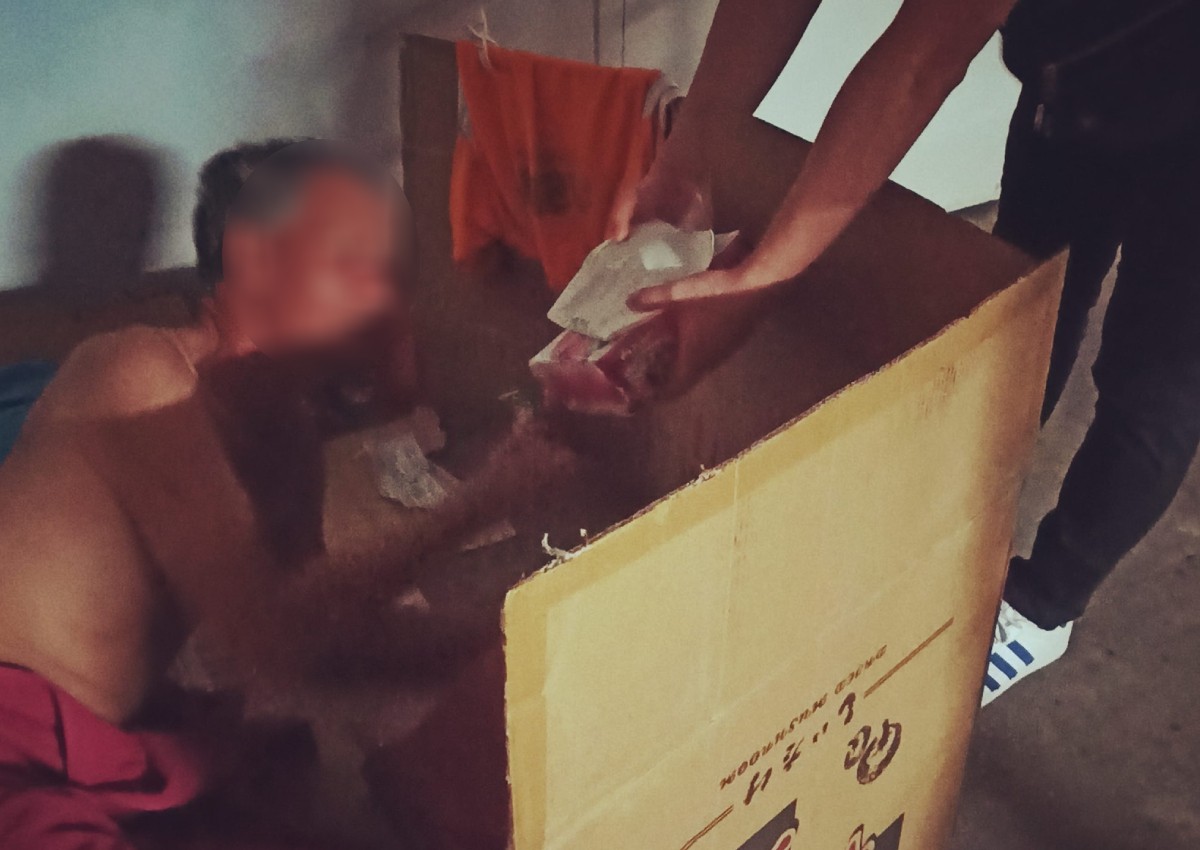 Activist Gilbert Goh and volunteers hand out blankets and food to elderly sleeping on the streets